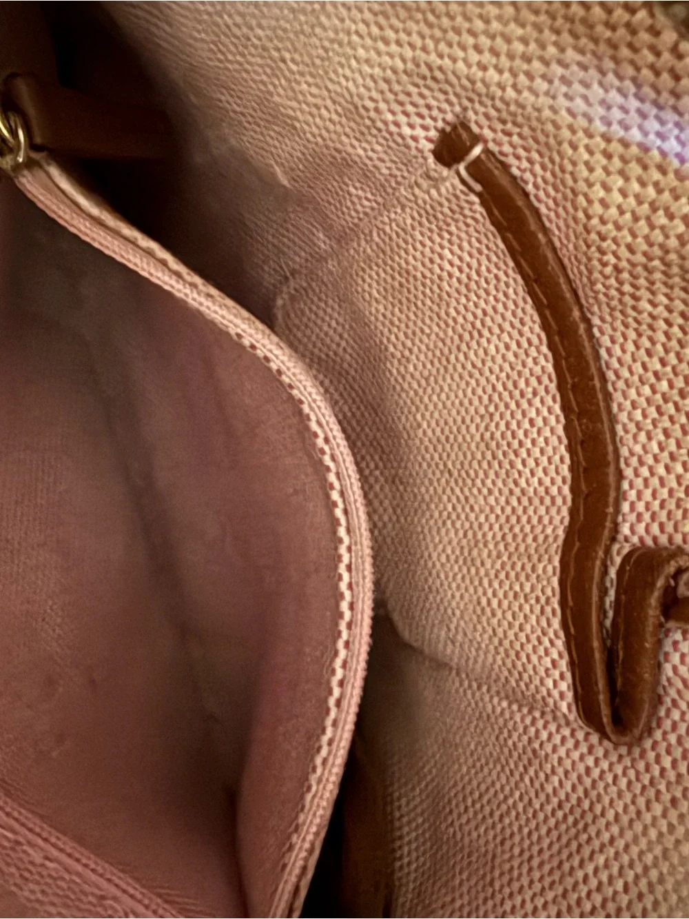 Dooney & Bourke Pebble Grain Letter Carrier Crossbody Bag EUC